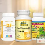 Trei suplimente Vitamina D3 (1000, 2000 și 5000 UI) pe o masă, în decor luminos, pentru comparația dozelor și alegerea dozei potrivite.