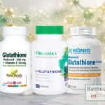 Comparație vizuală a suplimentelor de glutationă redusa vs forte: stânga - Glutationa Forte New Roots (200mg+Vit.C); centru - L-Glutationa Organika (50mg, Standard); dreapta - König Glutathione Advanced Formula (pentru ficat). Pe masă de marmură.