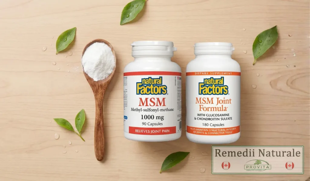 Pudră albă de MSM așezată într-o linguriță de lemn, alături de două flacoane închise la culoare pentru suplimente și frunze verzi proaspete, pe o masă din lemn deschis.